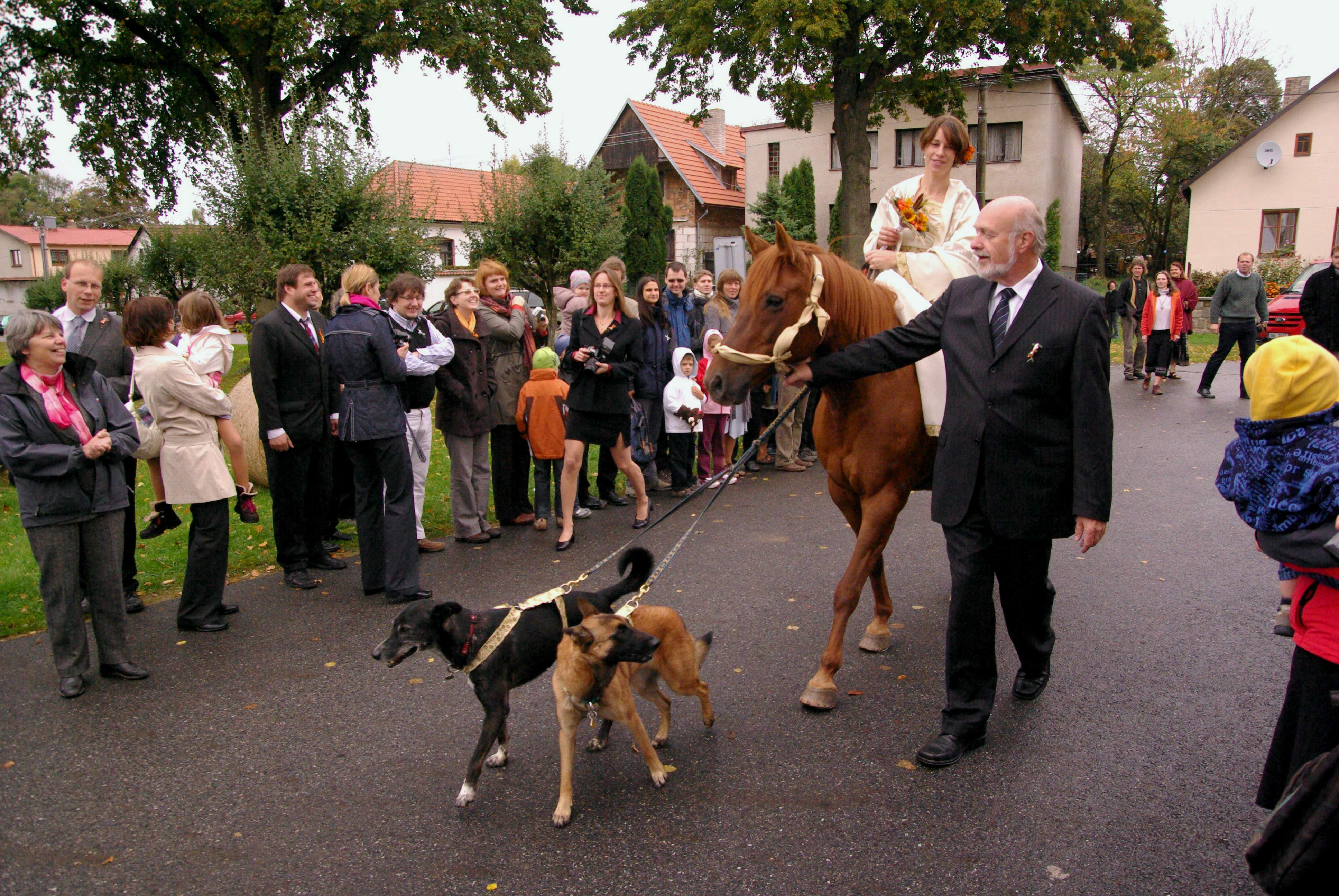 IMGP2076.jpg: Kdo jde/jede k oltáøi?